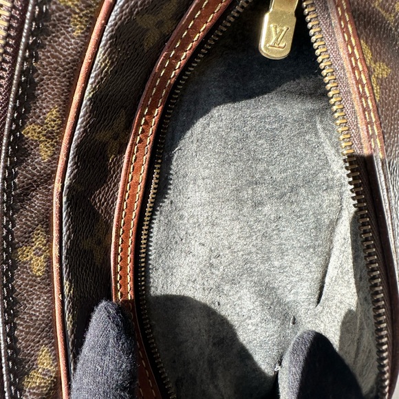 Authentic vintage LOUIS VUITTON
Monogram Pochette Marly Dragonne - Picture 12 of 17